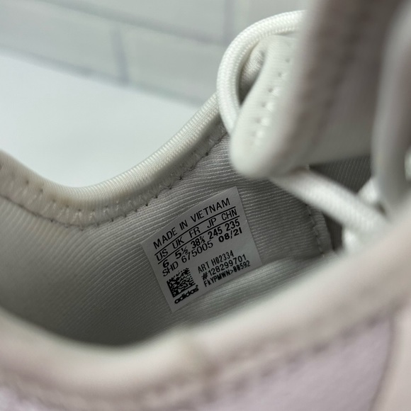 Adidas NMD_R1 Sneakers size 6 women - Picture 5 of 8